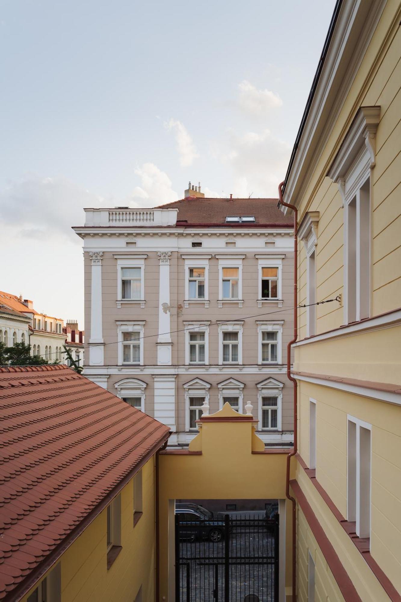Azure - Cozy Center With Balcony Praga